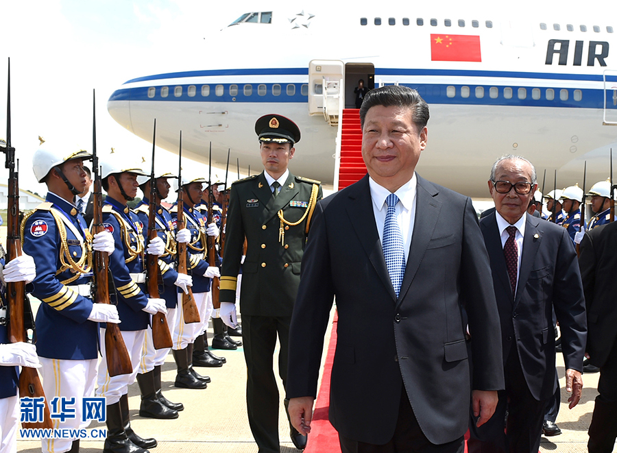 10月13日，國家主席習(xí)近平乘專機(jī)抵達(dá)金邊國際機(jī)場，開始對柬埔寨王國進(jìn)行國事訪問。柬埔寨副首相兼王宮事務(wù)大臣貢桑奧親王和夏卡朋親王、阿倫公主等在舷梯旁熱情迎接習(xí)近平主席。新華社記者　謝環(huán)馳　攝
