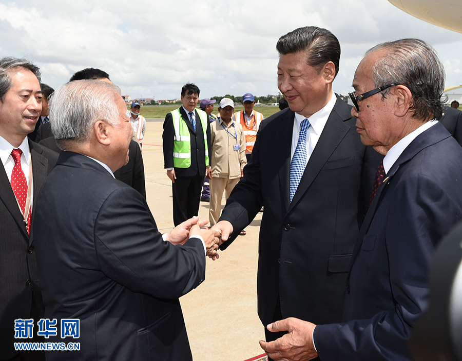 10月13日，國家主席習(xí)近平乘專機(jī)抵達(dá)金邊國際機(jī)場，開始對柬埔寨王國進(jìn)行國事訪問。柬埔寨副首相兼王宮事務(wù)大臣貢桑奧親王和夏卡朋親王、阿倫公主等在舷梯旁熱情迎接習(xí)近平主席。新華社記者　謝環(huán)馳　攝