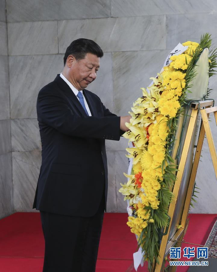 10月13日，國(guó)家主席習(xí)近平在金邊同柬埔寨首相洪森舉行會(huì)談。會(huì)談前，習(xí)近平向柬埔寨獨(dú)立紀(jì)念碑獻(xiàn)花圈。 新華社記者丁林?jǐn)z 