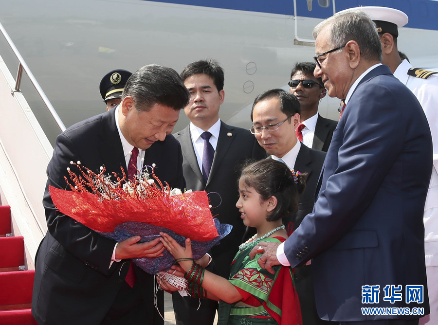 10月14日，國家主席習(xí)近平抵達(dá)達(dá)卡，開始對孟加拉人民共和國進(jìn)行國事訪問。這是習(xí)近平接受孟加拉國兒童獻(xiàn)花。 新華社記者 蘭紅光 攝