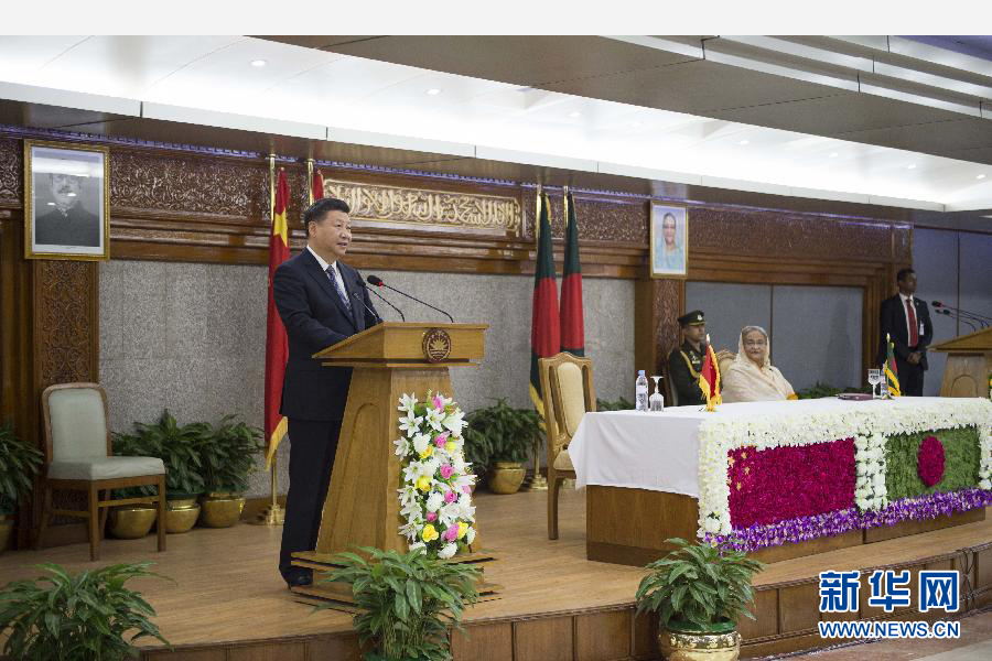 10月14日，國(guó)家主席習(xí)近平在達(dá)卡同孟加拉國(guó)總理哈西娜舉行會(huì)談。這是會(huì)談后，兩國(guó)領(lǐng)導(dǎo)人共同會(huì)見(jiàn)記者。 新華社記者謝環(huán)馳攝 