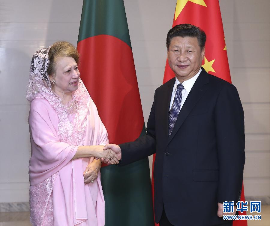 10月14日，國家主席習(xí)近平在達(dá)卡會見孟加拉國民族主義黨主席卡莉達(dá)·齊亞。  新華社記者龐興雷攝 