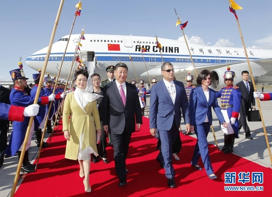 當(dāng)?shù)貢r間11月17日，國家主席習(xí)近平乘專機(jī)抵達(dá)基多，開始對厄瓜多爾共和國進(jìn)行國事訪問。厄瓜多爾總統(tǒng)科雷亞和夫人馬勒布等在機(jī)場熱情迎接習(xí)近平和夫人彭麗媛。新華社記者 鞠鵬 攝 