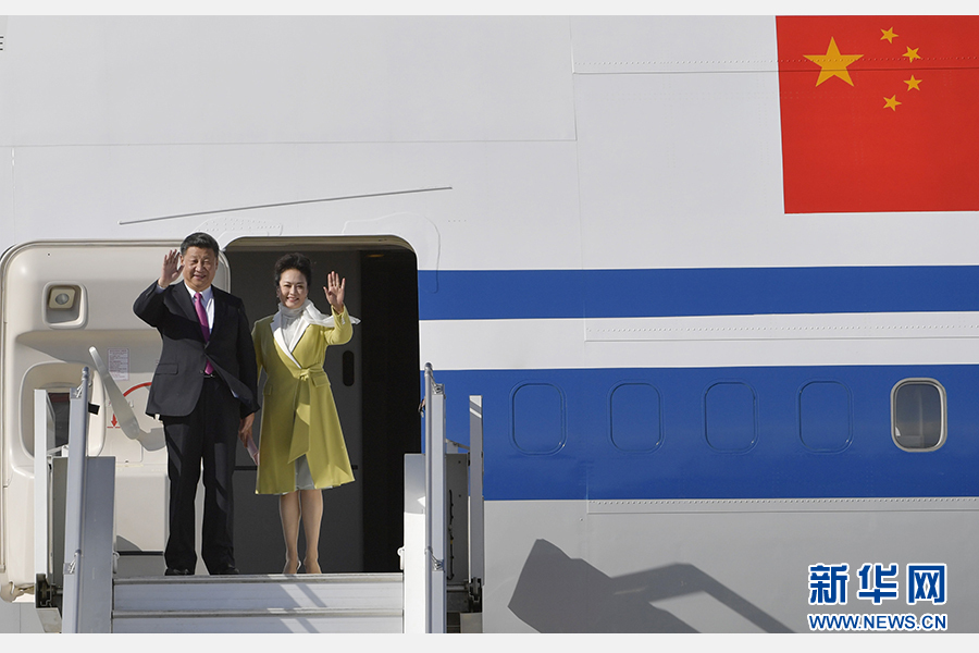 當(dāng)?shù)貢r間11月17日，國家主席習(xí)近平乘專機(jī)抵達(dá)基多，開始對厄瓜多爾共和國進(jìn)行國事訪問。這是習(xí)近平與夫人彭麗媛向歡迎人群揮手致意。新華社記者 王曄 攝 