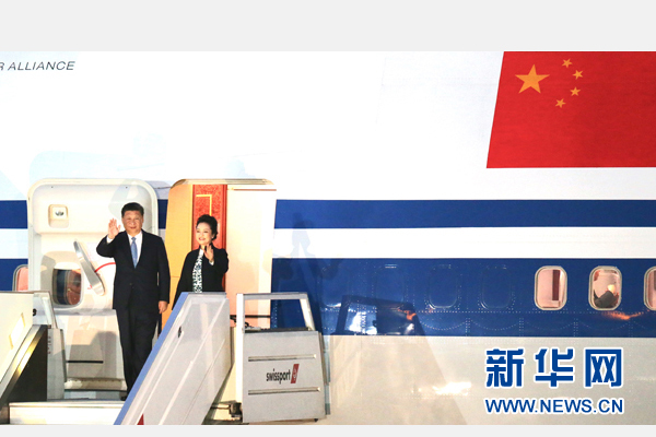 當(dāng)?shù)貢r間11月18日，國家主席習(xí)近平抵達(dá)利馬，出席亞太經(jīng)合組織第二十四次領(lǐng)導(dǎo)人非正式會議并對秘魯共和國進(jìn)行國事訪問。習(xí)近平和夫人彭麗媛受到秘魯副總統(tǒng)阿勞斯等熱情迎接。新華社記者 丁林 攝