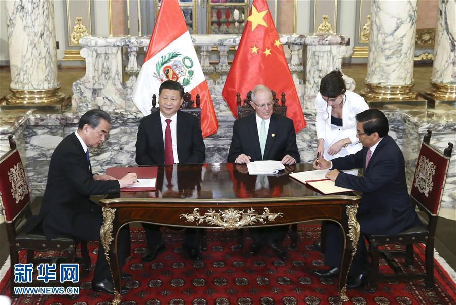 11月21日，國(guó)家主席習(xí)近平在利馬同秘魯總統(tǒng)庫琴斯基舉行會(huì)談。會(huì)談后，兩國(guó)元首見證《中華人民共和國(guó)政府與秘魯共和國(guó)政府2016年至2021年共同行動(dòng)計(jì)劃》等文件的簽署。新華社記者 龐興雷 攝