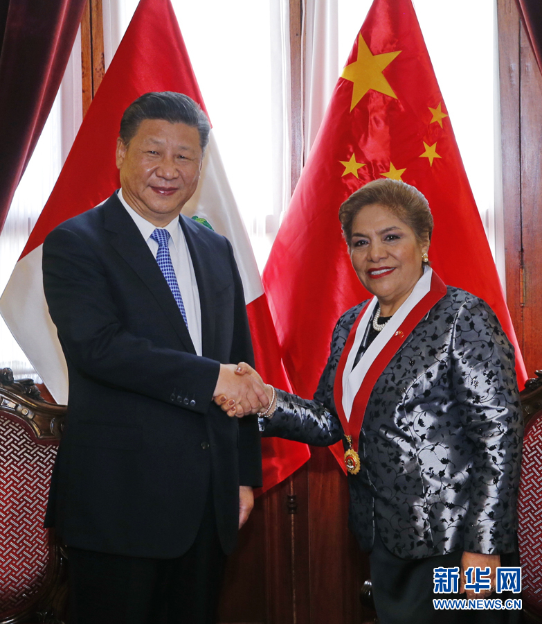 11月21日，國(guó)家主席習(xí)近平在利馬會(huì)見(jiàn)秘魯國(guó)會(huì)主席薩爾加多。新華社記者 鞠鵬 攝
