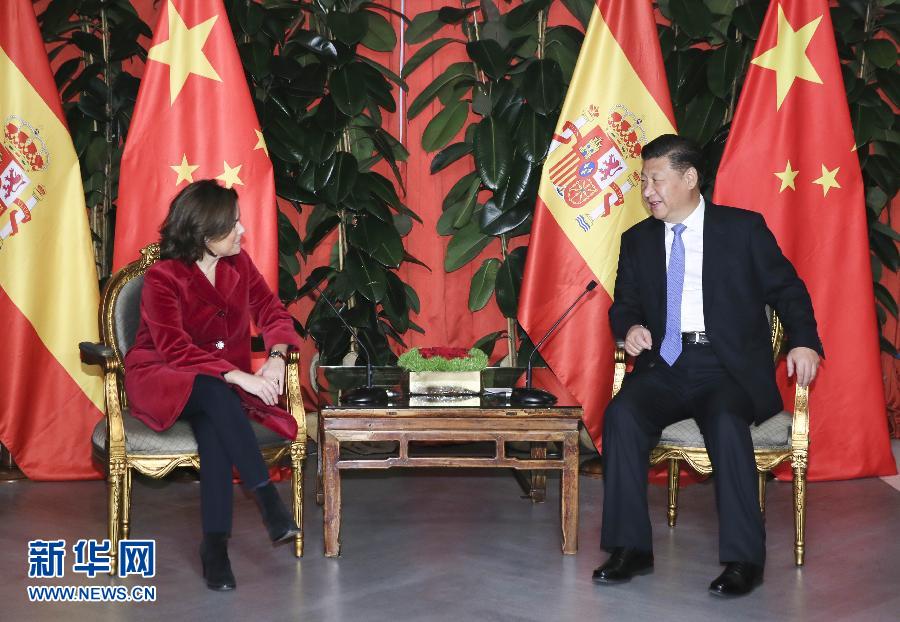 11月24日，國(guó)家主席習(xí)近平在西班牙大加那利島會(huì)見西班牙副首相薩恩斯。 新華社記者 蘭紅光 攝