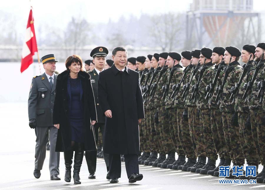 1月15日，國家主席習(xí)近平乘專機(jī)抵達(dá)蘇黎世，開始對瑞士聯(lián)邦進(jìn)行國事訪問。 這是習(xí)近平在瑞士聯(lián)邦主席洛伊特哈德陪同下檢閱儀仗隊(duì)。新華社記者 蘭紅光 攝