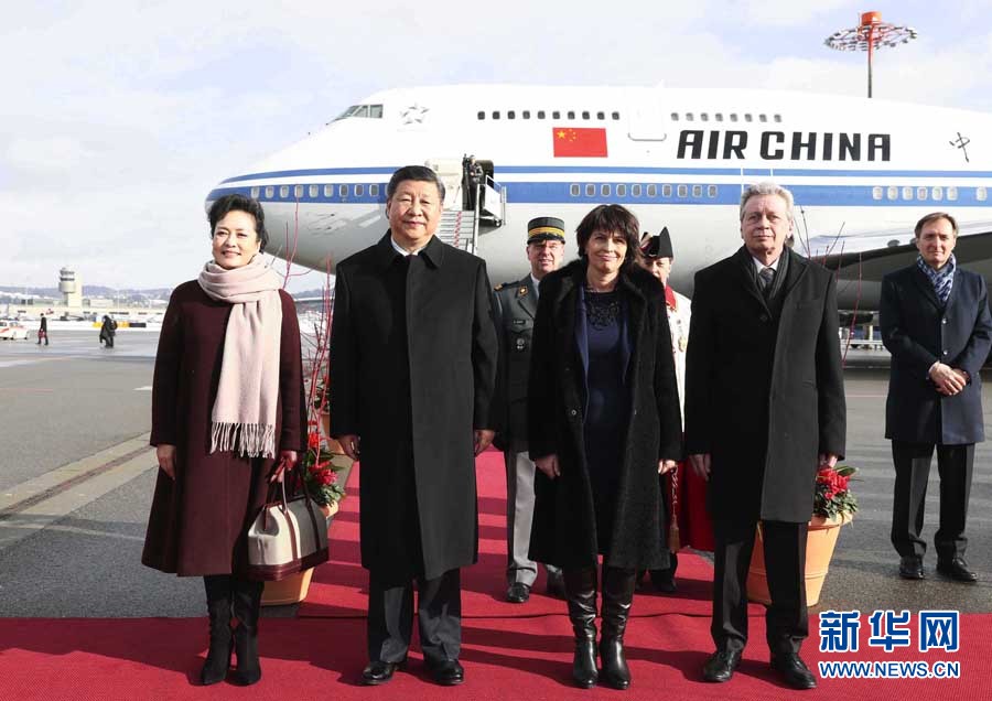 1月15日，國家主席習(xí)近平乘專機(jī)抵達(dá)蘇黎世，開始對瑞士聯(lián)邦進(jìn)行國事訪問。這是瑞士聯(lián)邦主席洛伊特哈德在機(jī)場為習(xí)近平和夫人彭麗媛舉行隆重歡迎儀式。 新華社記者 蘭紅光 攝