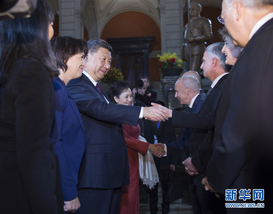 1月15日，國家主席習(xí)近平在伯爾尼出席瑞士聯(lián)邦委員會(huì)全體委員集體舉行的迎接儀式并致辭。 新華社記者 謝環(huán)馳 攝