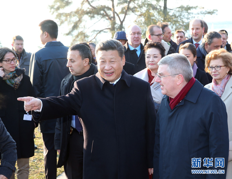 1月18日，國家主席習近平在瑞士洛桑國際奧林匹克博物館會見國際奧林匹克委員會主席巴赫。這是會見后，習近平和夫人彭麗媛在巴赫主席夫婦陪同下，參觀國際奧林匹克博物館。新華社記者 姚大偉 攝