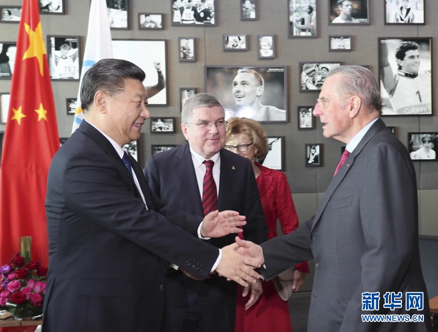 1月18日，國家主席習近平在瑞士洛桑國際奧林匹克博物館會見國際奧林匹克委員會主席巴赫。這是會見后，習近平與國際奧委會名譽主席羅格交談。新華社記者 蘭紅光 攝