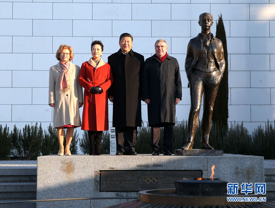 1月18日，國家主席習近平在瑞士洛桑國際奧林匹克博物館會見國際奧林匹克委員會主席巴赫。這是習近平和夫人彭麗媛與巴赫夫婦在現(xiàn)代奧林匹克運動發(fā)起人顧拜旦雕像前合影。新華社記者 姚大偉 攝