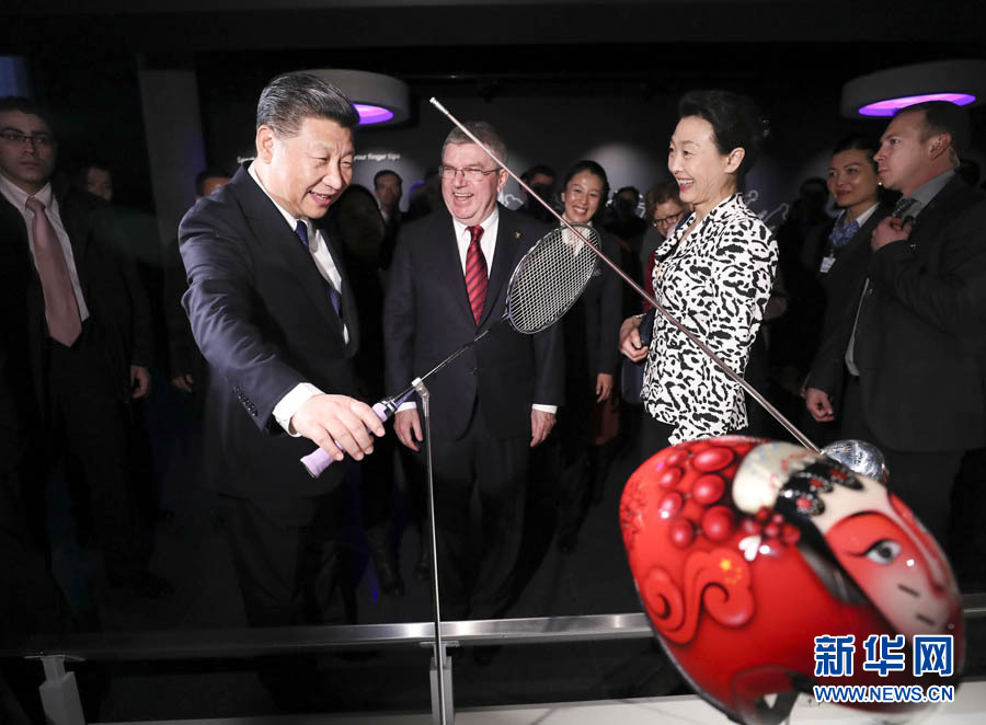 1月18日，國家主席習近平在瑞士洛桑國際奧林匹克博物館會見國際奧林匹克委員會主席巴赫。這是習近平在巴赫陪同下，參觀羽毛球世界冠軍李玲蔚用過的球拍。新華社記者 蘭紅光 攝