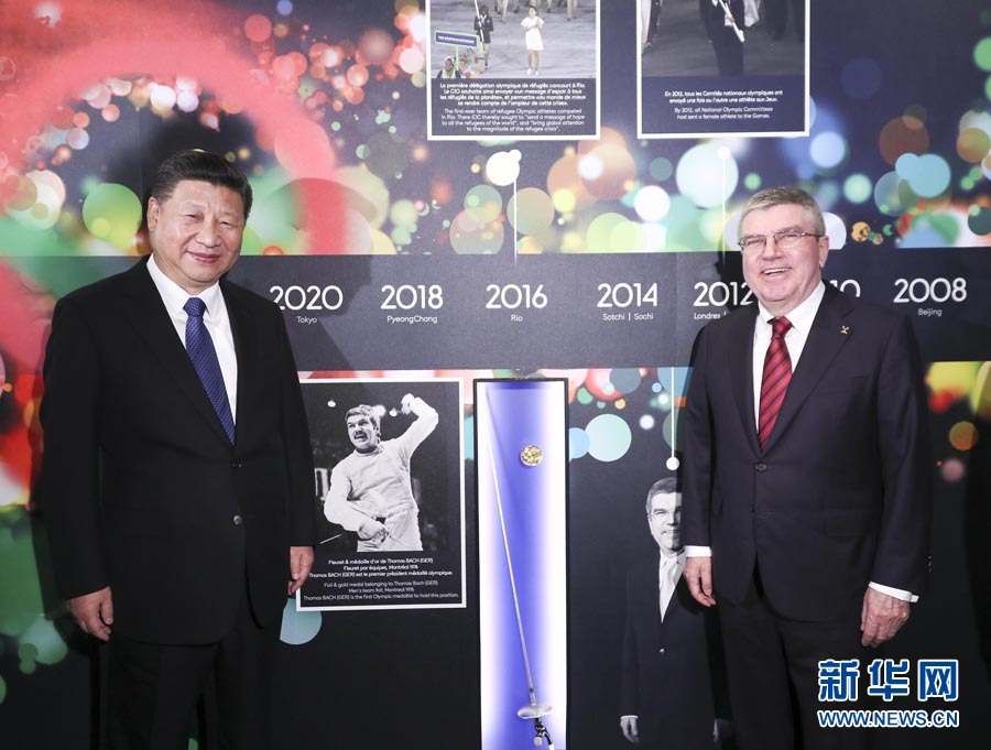 1月18日，國家主席習近平在瑞士洛桑國際奧林匹克博物館會見國際奧林匹克委員會主席巴赫。這是習近平與巴赫在巴赫作為擊劍運動員參加奧運會的照片前合影。新華社記者 蘭紅光 攝