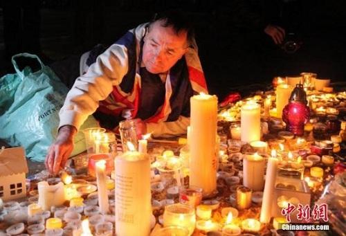 3月23日晚，倫敦民眾在市中心的特拉法加廣場舉行燭光集會，悼念此前一天發(fā)生在英國議會大廈附近的恐怖襲擊事件遇難者。 <a target='_blank' ><p  align=