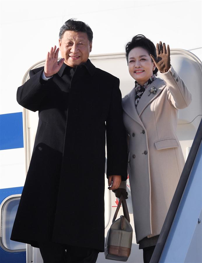 4月4日，國(guó)家主席習(xí)近平乘專機(jī)抵達(dá)赫爾辛基，開(kāi)始對(duì)芬蘭共和國(guó)進(jìn)行國(guó)事訪問(wèn)。這是習(xí)近平和夫人彭麗媛步出艙門。 新華社記者 饒愛(ài)民 攝 
