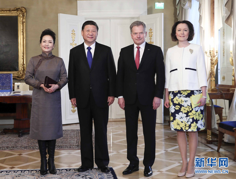 4月5日，國(guó)家主席習(xí)近平在赫爾辛基同芬蘭總統(tǒng)尼尼斯托舉行會(huì)談。會(huì)談前，習(xí)近平出席尼尼斯托在總統(tǒng)府庭院舉行的隆重歡迎儀式。這是歡迎儀式后，習(xí)近平和夫人彭麗媛同尼尼斯托和夫人豪吉?dú)W合影留念。新華社記者 蘭紅光 攝