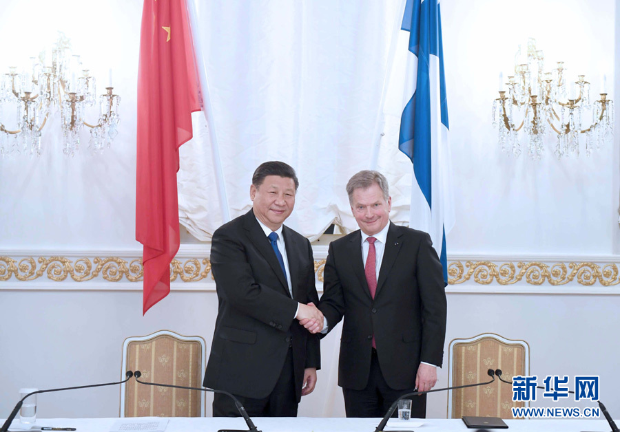 4月5日，國(guó)家主席習(xí)近平在赫爾辛基同芬蘭總統(tǒng)尼尼斯托舉行會(huì)談。這是會(huì)談后，兩國(guó)元首共同會(huì)見(jiàn)記者。 新華社記者 張鐸 攝 