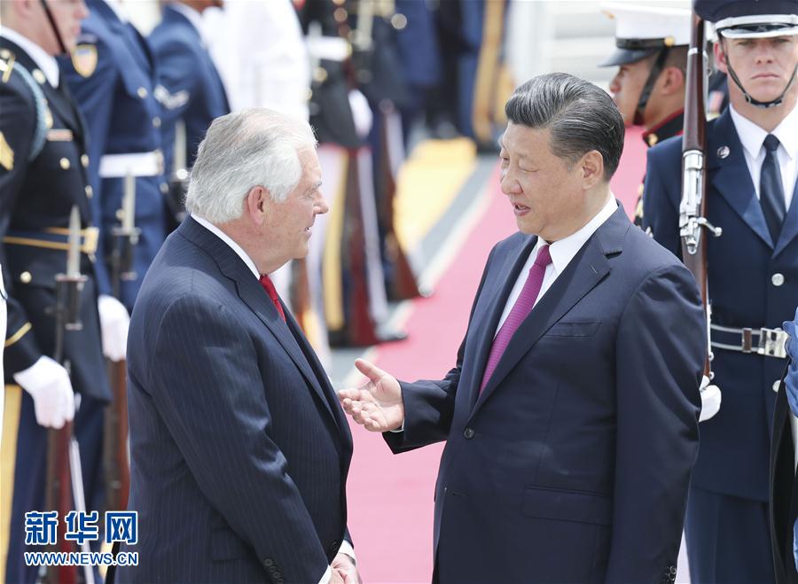 4月6日，國(guó)家主席習(xí)近平乘專(zhuān)機(jī)抵達(dá)美國(guó)佛羅里達(dá)州，將在海湖莊園同美國(guó)總統(tǒng)特朗普舉行中美元首會(huì)晤。習(xí)近平和夫人彭麗媛受到美國(guó)國(guó)務(wù)卿蒂勒森夫婦等熱情迎接。新華社記者 丁林 攝 