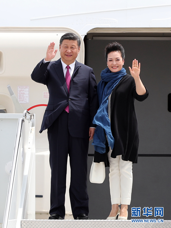 4月6日，國(guó)家主席習(xí)近平乘專(zhuān)機(jī)抵達(dá)美國(guó)佛羅里達(dá)州，將在海湖莊園同美國(guó)總統(tǒng)特朗普舉行中美元首會(huì)晤。這是習(xí)近平和夫人彭麗媛步出機(jī)艙。新華社記者 劉衛(wèi)兵 攝 
