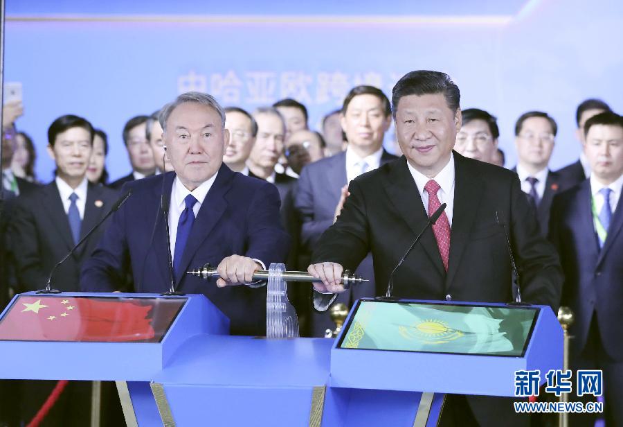 6月8日，正在哈薩克斯坦訪問的國家主席習(xí)近平在哈薩克斯坦總統(tǒng)納扎爾巴耶夫陪同下，參觀阿斯塔納專項(xiàng)世博會(huì)中國國家館，并共同出席中哈亞歐跨境運(yùn)輸視頻連線儀式。這是在中國國家館舉行的中哈亞歐跨境運(yùn)輸視頻連線儀式上，兩國元首共同推動(dòng)操控桿，視頻顯示中哈連云港物流合作基地和“霍爾果斯－東大門”經(jīng)濟(jì)特區(qū)無水港兩個(gè)分會(huì)場(chǎng)四列火車鳴笛開行。新華社記者 丁林 攝