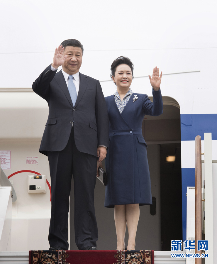 7月3日，國(guó)家主席習(xí)近平乘專機(jī)抵達(dá)莫斯科，開(kāi)始對(duì)俄羅斯聯(lián)邦進(jìn)行國(guó)事訪問(wèn)。這是習(xí)近平和夫人彭麗媛步出艙門。 新華社記者 李學(xué)仁 攝