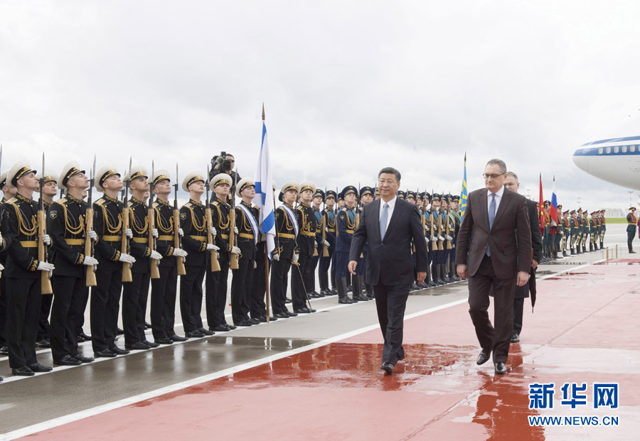7月3日，國(guó)家主席習(xí)近平乘專機(jī)抵達(dá)莫斯科，開(kāi)始對(duì)俄羅斯聯(lián)邦進(jìn)行國(guó)事訪問(wèn)。這是習(xí)近平出席機(jī)場(chǎng)歡迎儀式。 新華社記者 李學(xué)仁 攝