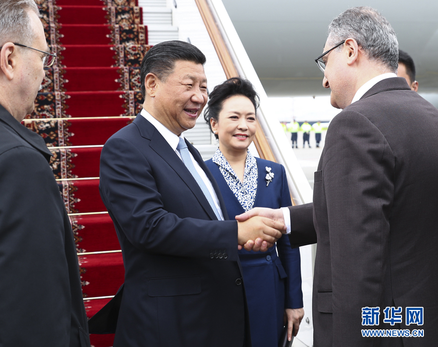 7月3日，國(guó)家主席習(xí)近平乘專機(jī)抵達(dá)莫斯科，開(kāi)始對(duì)俄羅斯聯(lián)邦進(jìn)行國(guó)事訪問(wèn)。這是習(xí)近平和夫人彭麗媛受到俄羅斯政府高級(jí)官員熱情迎接。新華社記者 謝環(huán)馳 攝 
