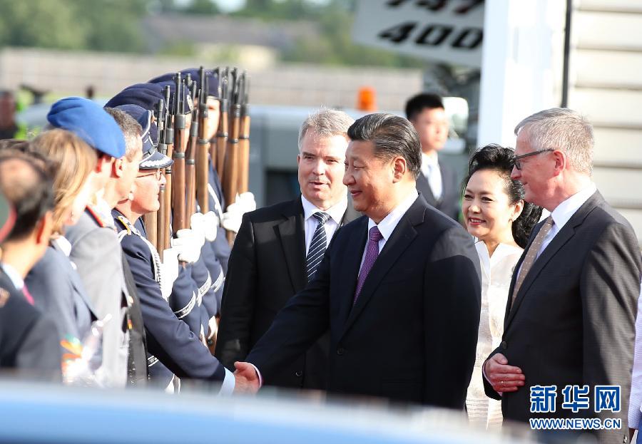 7月4日，國家主席習近平乘專機抵達柏林，開始對德意志聯(lián)邦共和國進行國事訪問。德國政府高級官員在舷梯旁迎接習近平和夫人彭麗媛。新華社記者 姚大偉 攝