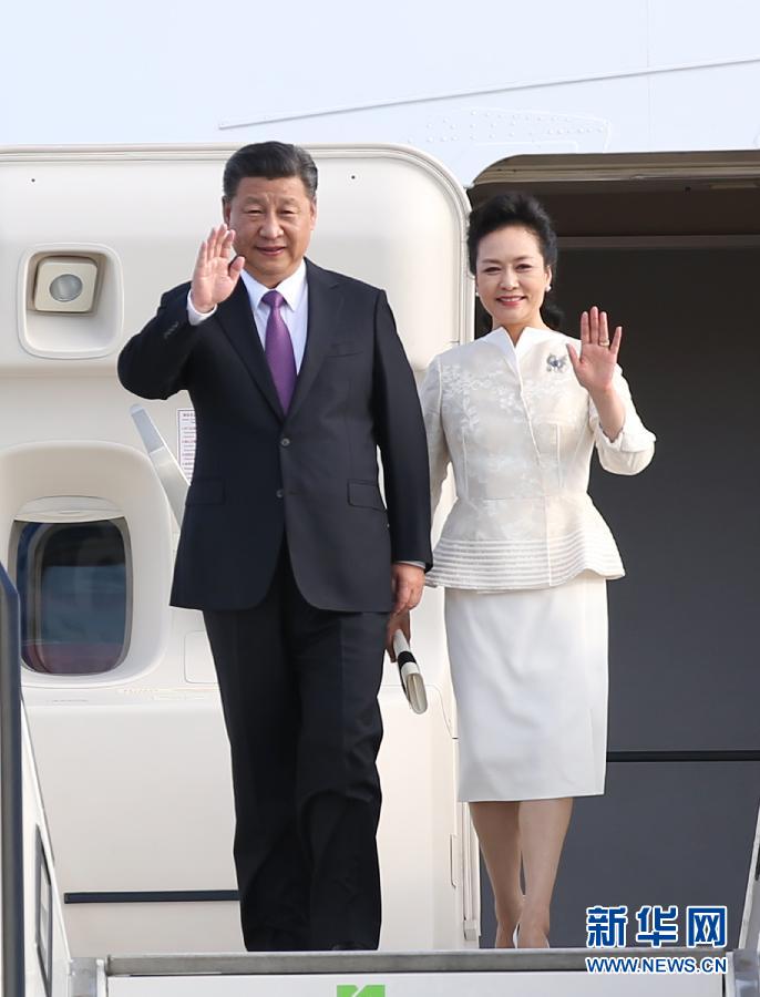 7月4日，國家主席習近平乘專機抵達柏林，開始對德意志聯(lián)邦共和國進行國事訪問。這是習近平和夫人彭麗媛步出艙門。 新華社記者 姚大偉 攝