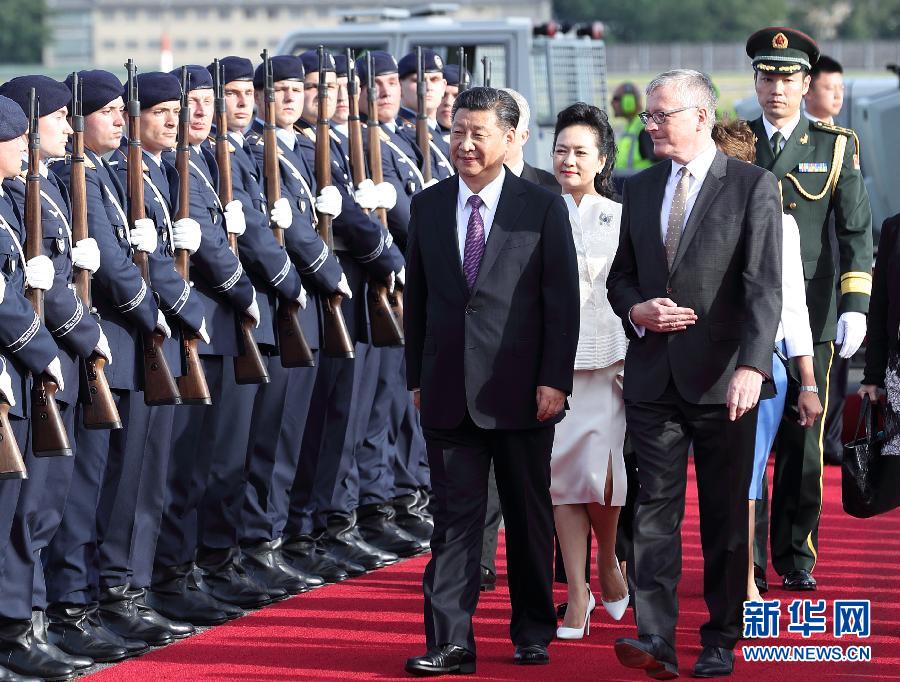 7月4日，國家主席習近平乘專機抵達柏林，開始對德意志聯(lián)邦共和國進行國事訪問。德國政府高級官員在舷梯旁迎接習近平和夫人彭麗媛。新華社記者 王曄 攝