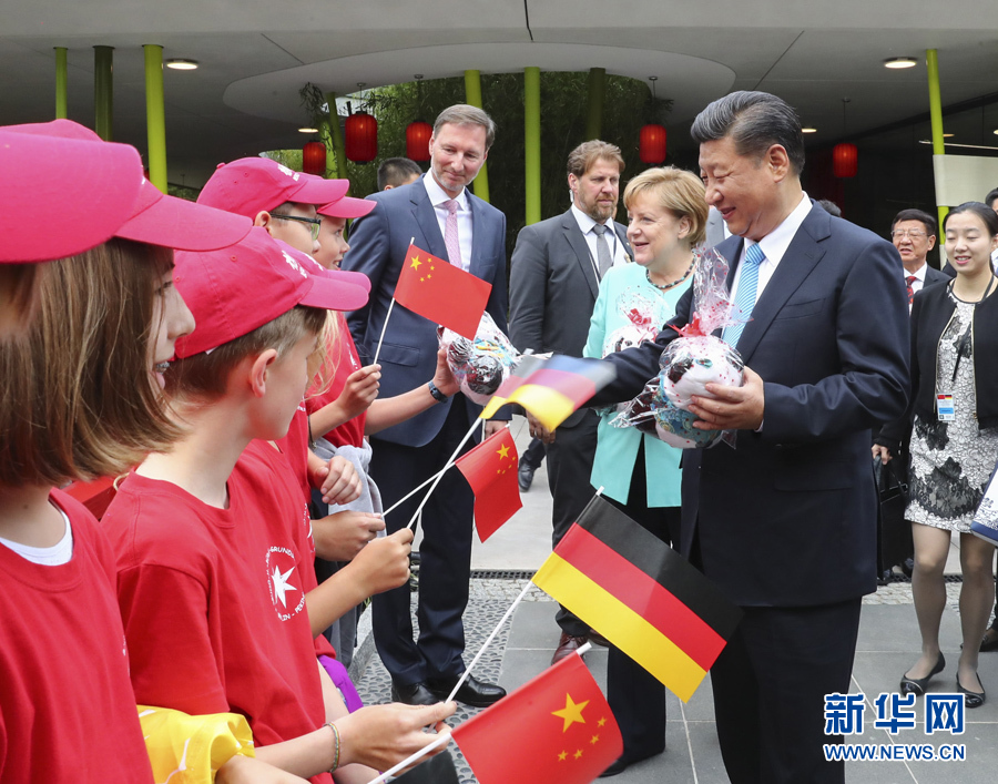 7月5日，國(guó)家主席習(xí)近平同德國(guó)總理默克爾共同出席柏林動(dòng)物園大熊貓館開(kāi)館儀式。這是習(xí)近平向現(xiàn)場(chǎng)的孩子們贈(zèng)送大熊貓毛絨玩具。 新華社記者謝環(huán)馳 攝