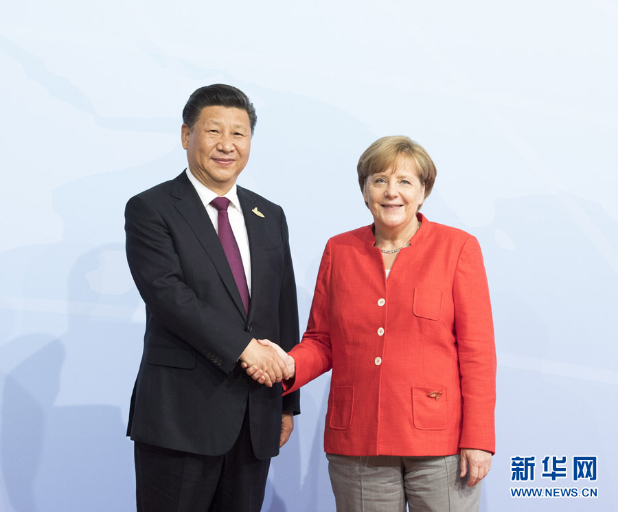 7月7日，二十國集團領導人第十二次峰會在德國漢堡舉行。國家主席習近平出席并發(fā)表題為《堅持開放包容　推動聯(lián)動增長》的重要講話。這是峰會開始前，習近平受到德國總理默克爾迎接。新華社記者 李學仁 攝 