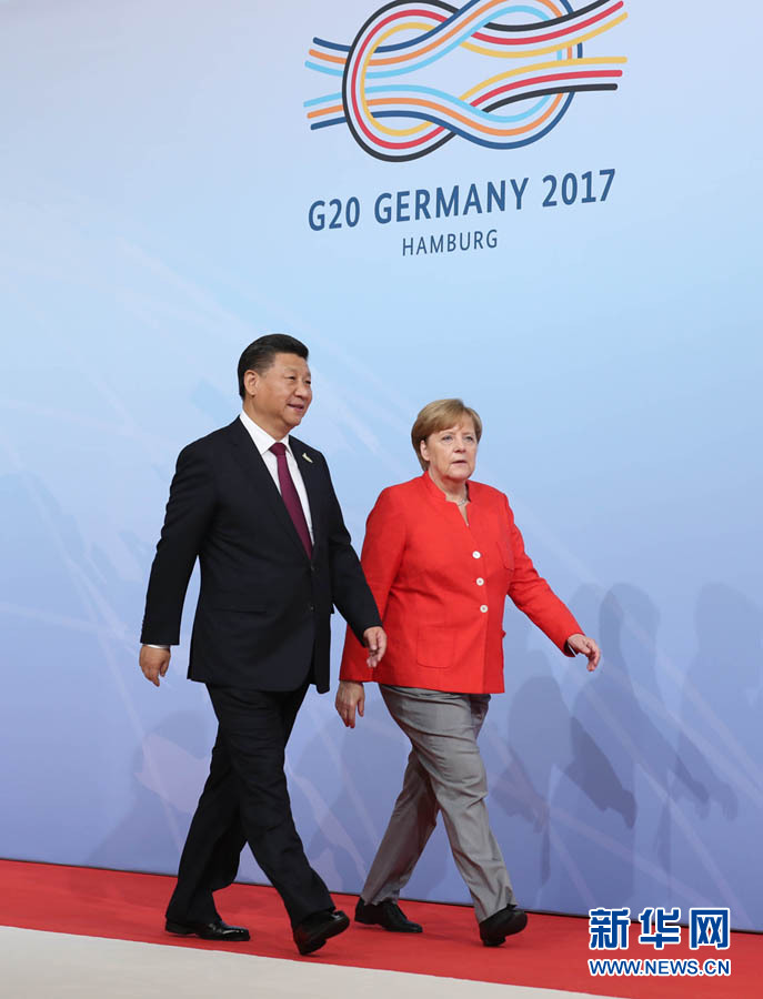 7月7日，二十國集團領導人第十二次峰會在德國漢堡舉行。國家主席習近平出席并發(fā)表題為《堅持開放包容　推動聯(lián)動增長》的重要講話。這是峰會開始前，習近平受到德國總理默克爾迎接。新華社記者 劉衛(wèi)兵 攝 