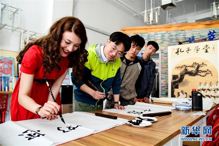 （新華全媒頭條·上合青島峰會·圖文互動）（13）遠(yuǎn)航，揚(yáng)起“上海精神”的時代風(fēng)帆——寫在上海合作組織成員國元首理事會第十八次會議即將召開之際