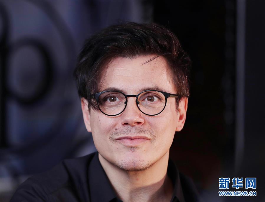 （國際·圖文互動）（6）通訊：手牽手，我們共同驅(qū)散陰霾——法國音樂人創(chuàng)作抗疫歌曲背后的故事