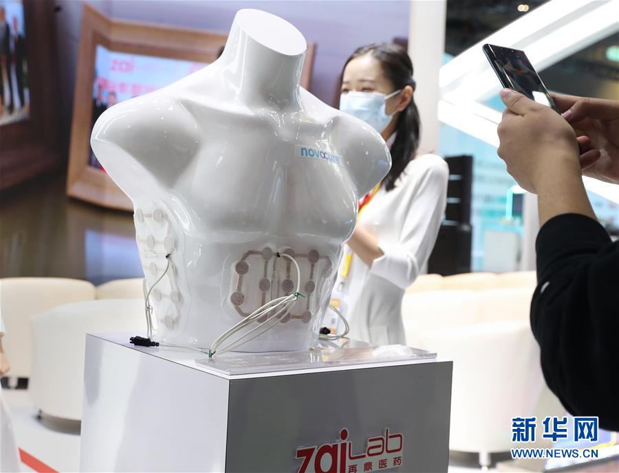 （第三屆進(jìn)博會(huì)·圖文互動(dòng)）（2）新疫苗、新療法，進(jìn)博會(huì)最“火爆”展區(qū)見(jiàn)聞