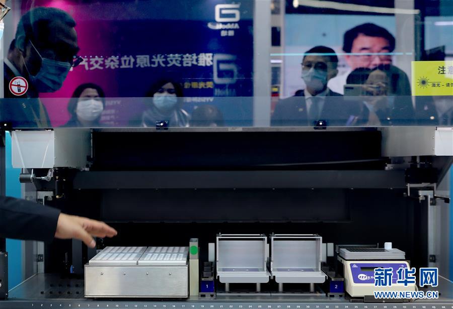 （第三屆進(jìn)博會(huì)·圖文互動(dòng)）（11）新疫苗、新療法，進(jìn)博會(huì)最“火爆”展區(qū)見(jiàn)聞