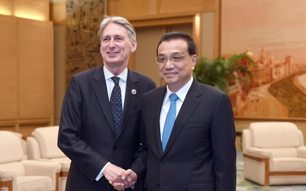 李克強(qiáng)會(huì)見(jiàn)英國(guó)首相特使、財(cái)政大臣哈蒙德