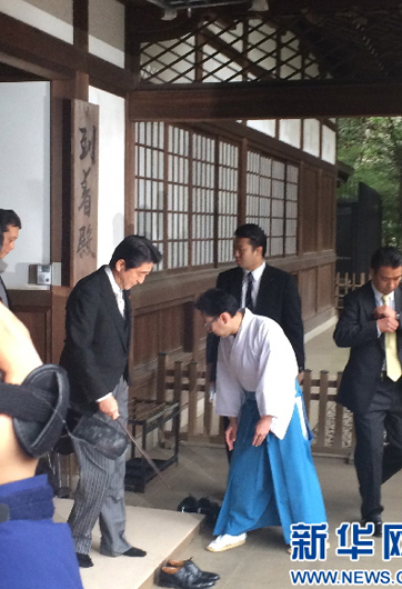 安倍為何不顧?quán)彿磳Γ瑘?zhí)意參拜？